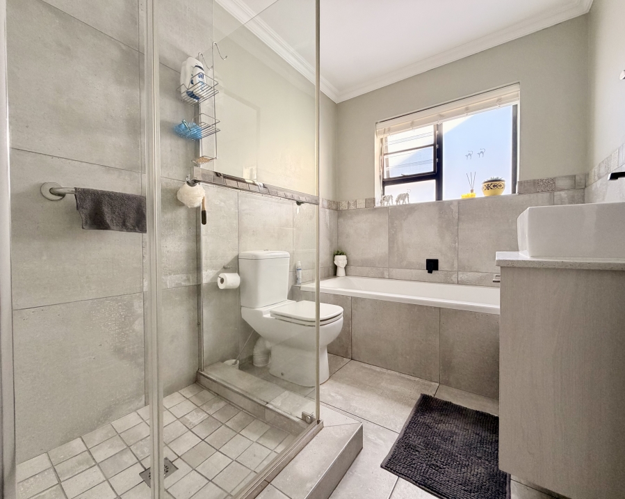 3 Bedroom Property for Sale in Sandbaai Western Cape